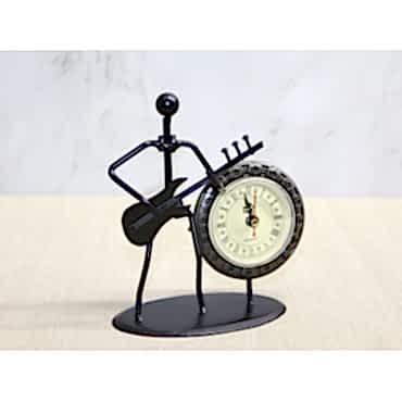 Metal Saatli Gitar Çalan Müzisyen 